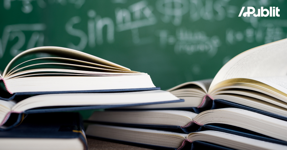 Bild på en tavla med mattetal på och uppslagna böcker framför.