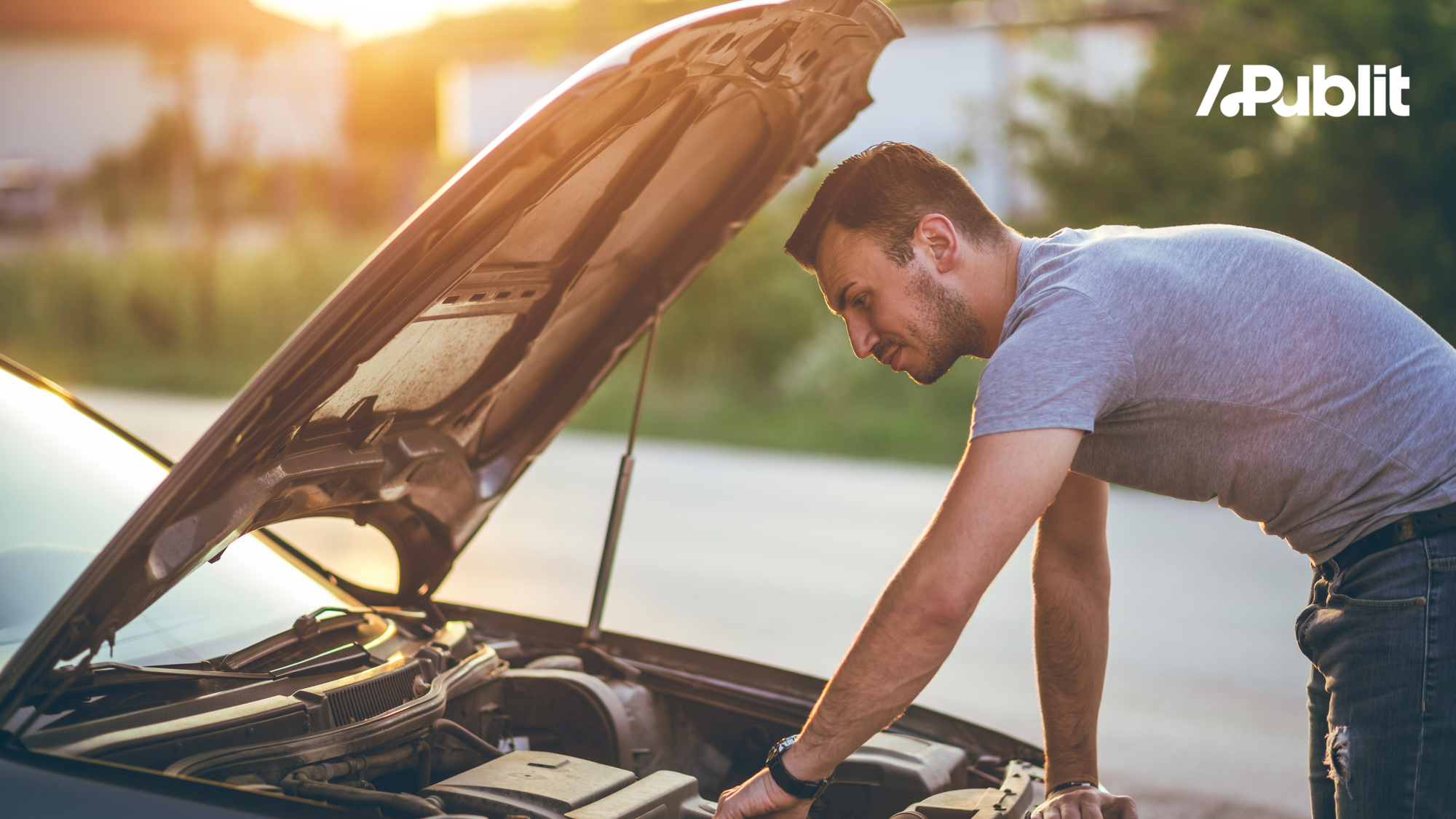 Bild på en man som tittar under huven på en bil
