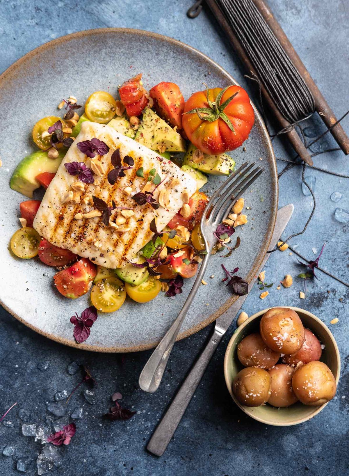 Grillet kveite med tomatsalat