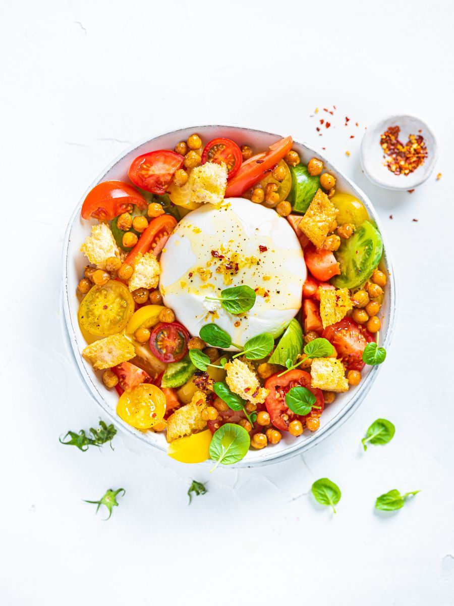 Burrata- og tomatsalat med sprø kikerter