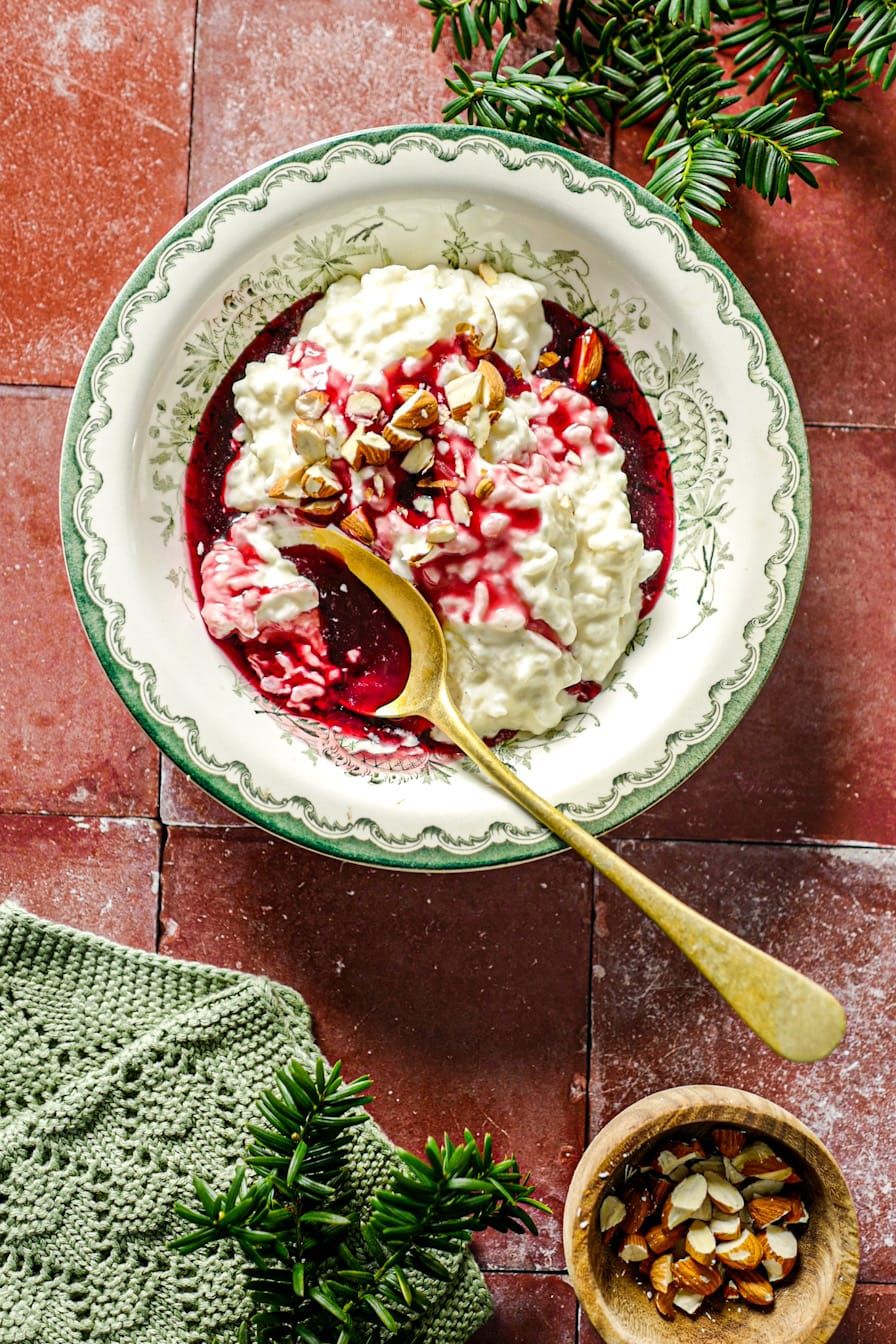 Verdens beste riskrem med kirsebærsaus