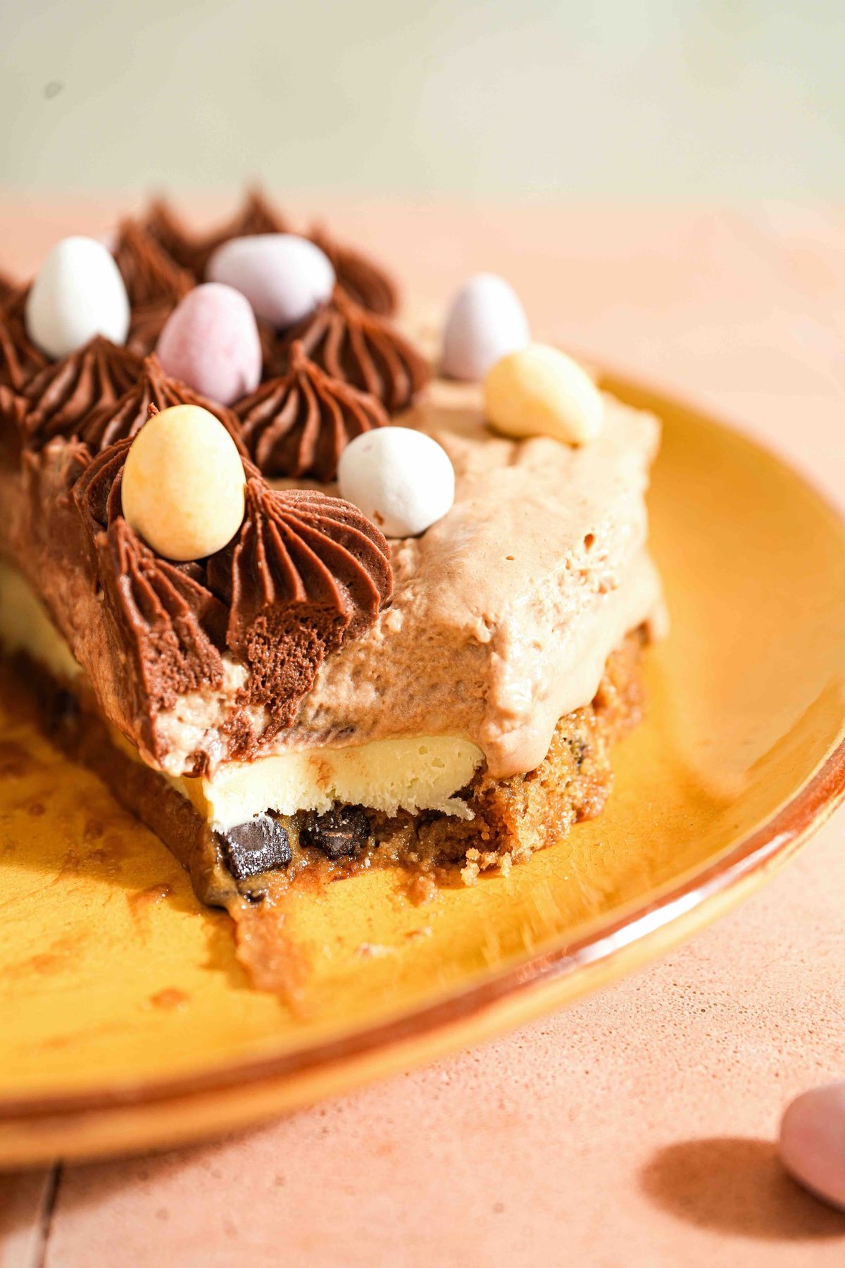 Kinder-sjokoladedessert med cookiebunn og pisket ganachekrem