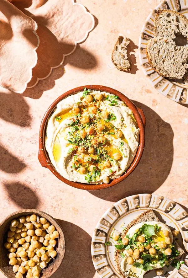 Oppskrift på fløyelsmyk hummus med kikerter kokt i trykkoker uten å bløtlegge først.