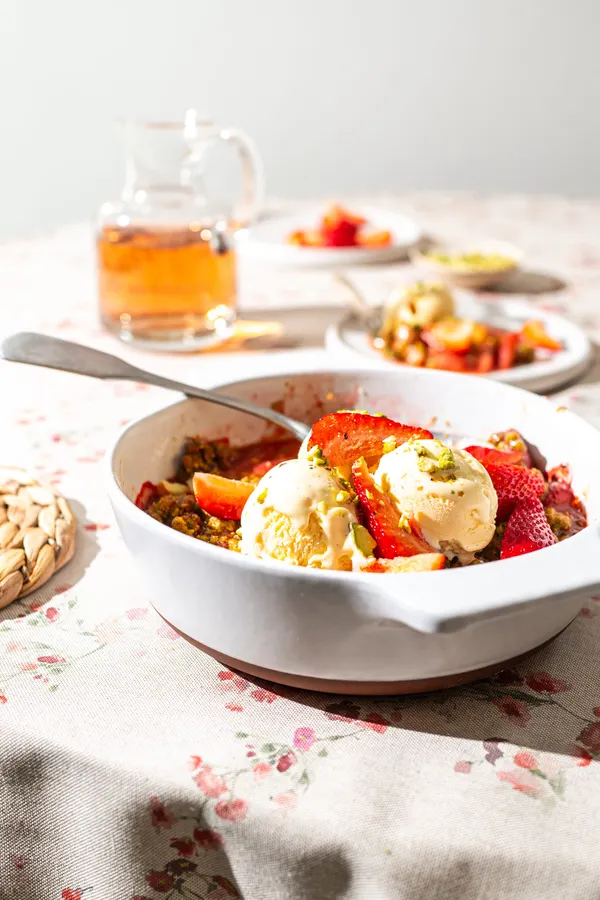 Oppskrift dessert jordbær- og rabarbracrumble