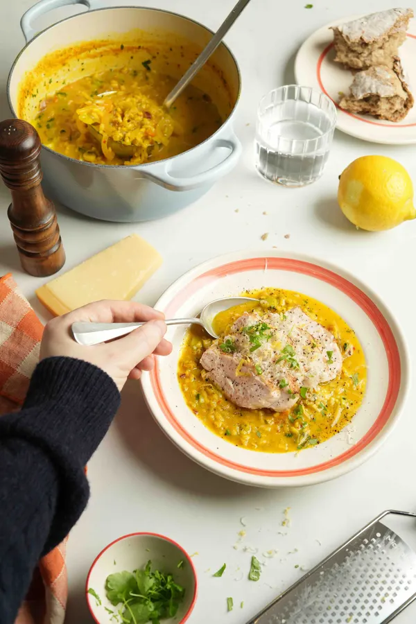 oppskrift varmende kyllingsuppe parmesan gurkemeie chili hvitløk pihvi