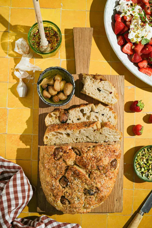 Verdens beste focaccia med konfitert hvitløk og parmesan