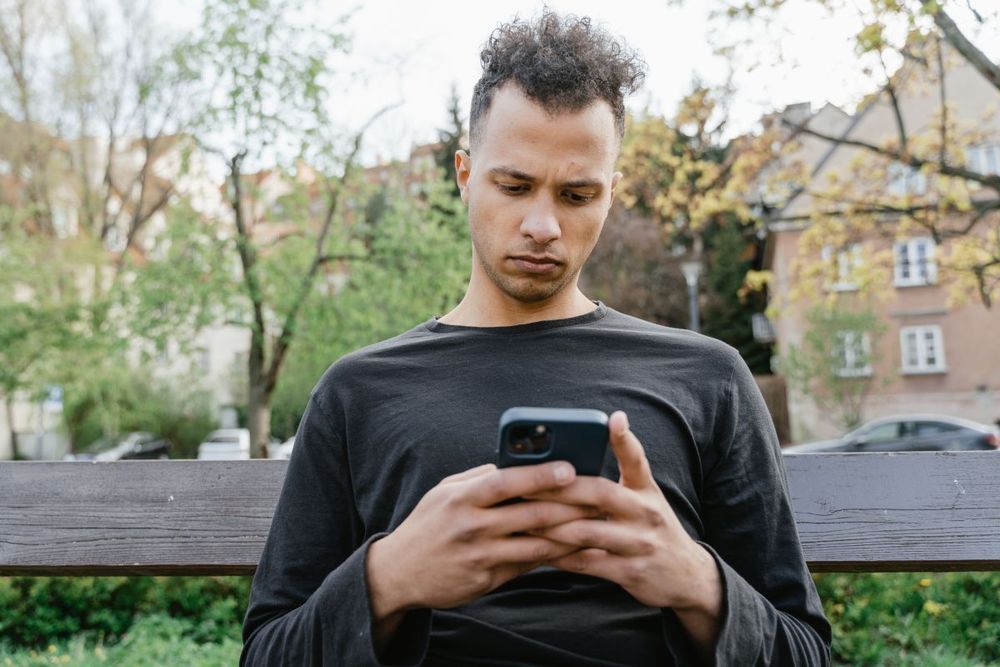 How to extract contact details from screenshot on iPhone