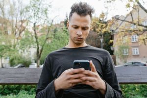 How to extract contact details from screenshot on iPhone
