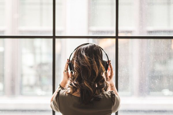 How to display lyrics on top of applications