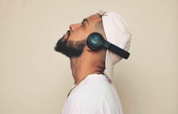 How to configure the audio output device for each application