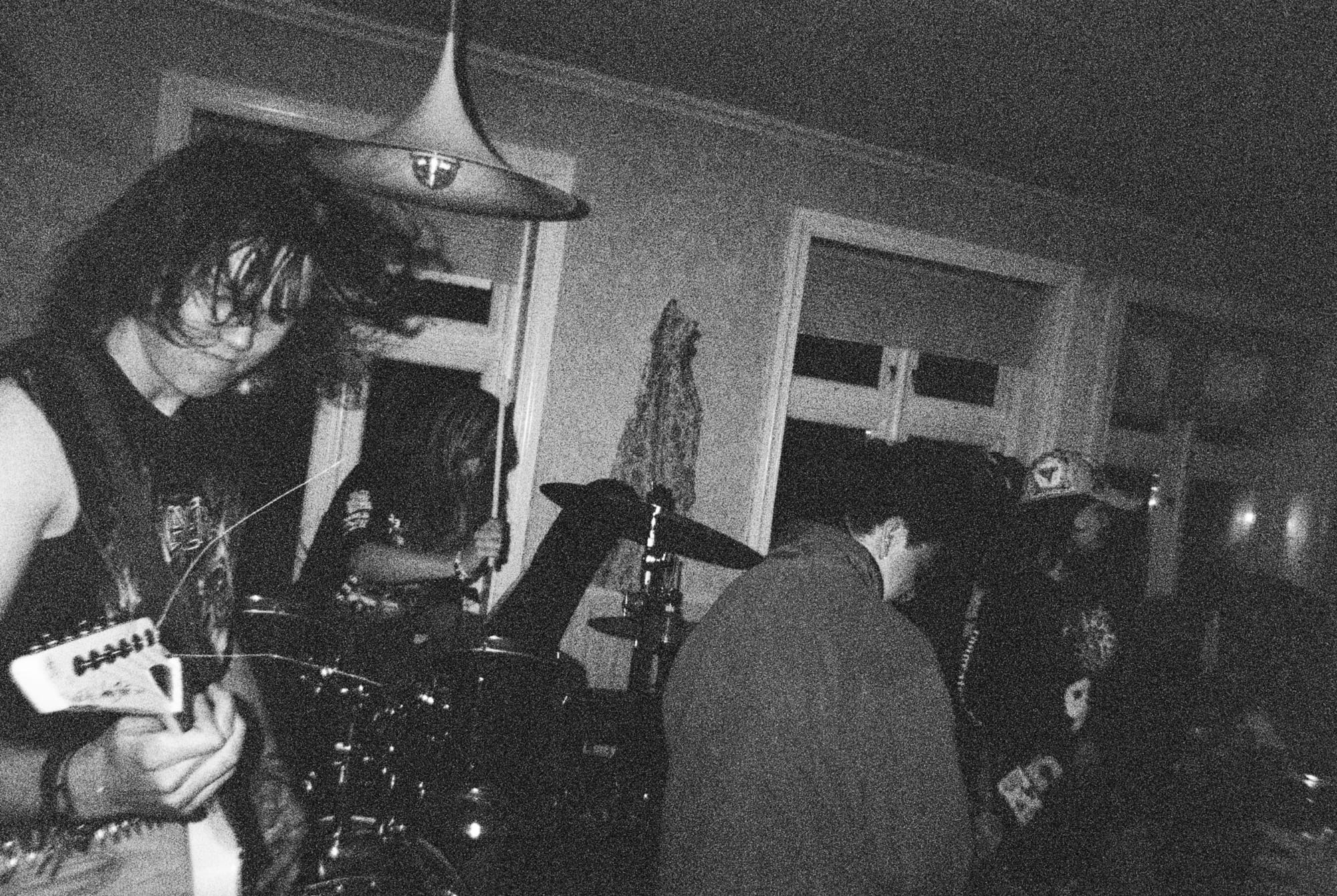Deponi playing a surprise set in a Bergen living room, April 2024.