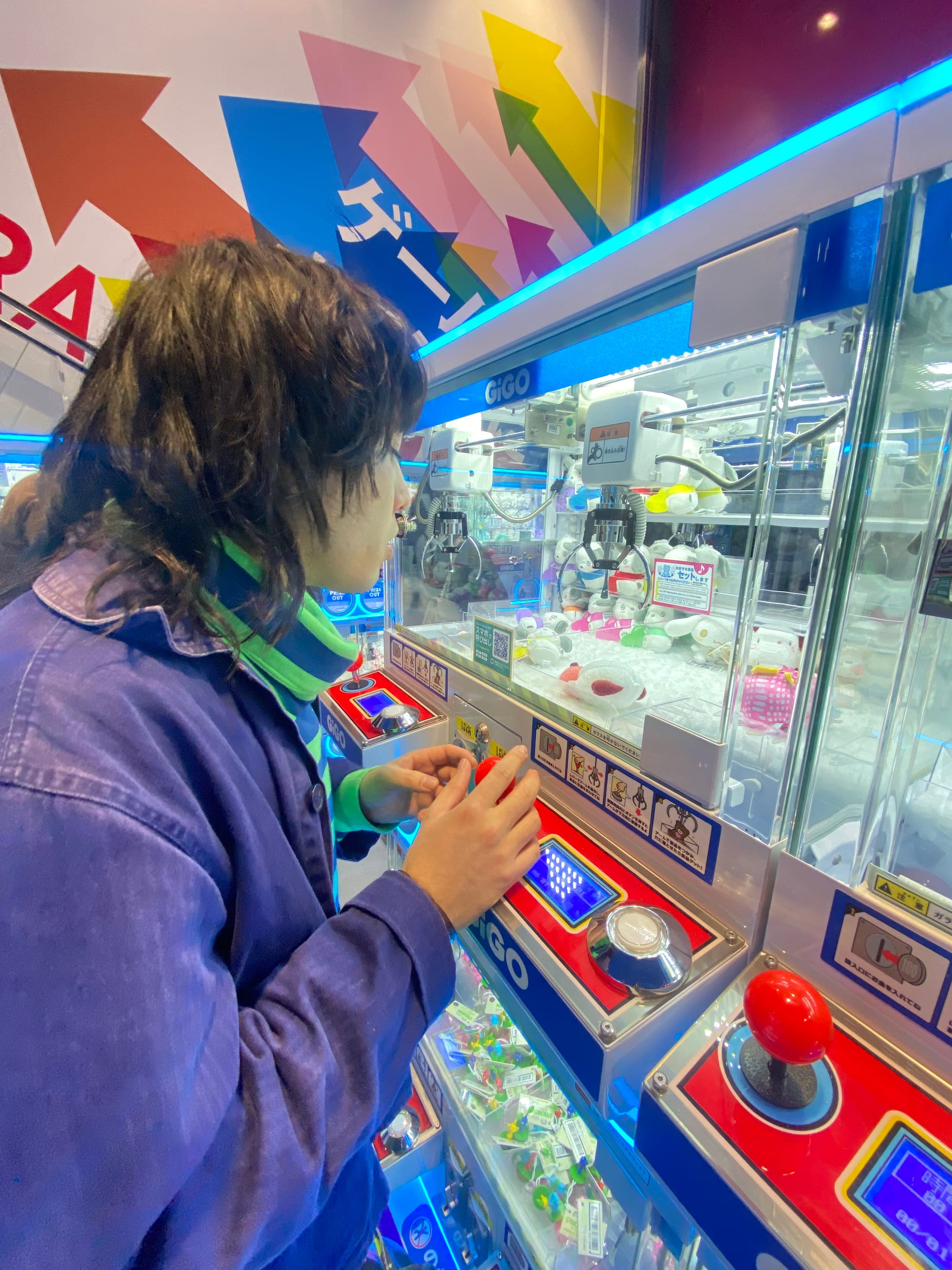 Mikey encounters claw machines in Japan, 2024 (courtesy the artist)