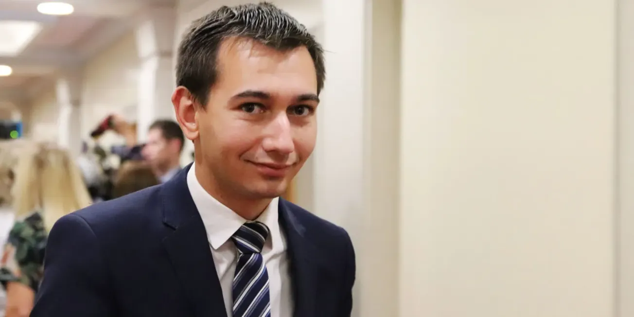 Simeon Brown: Health Minister with Balls or Just Another Suit? Five Qualities Tell the Tale