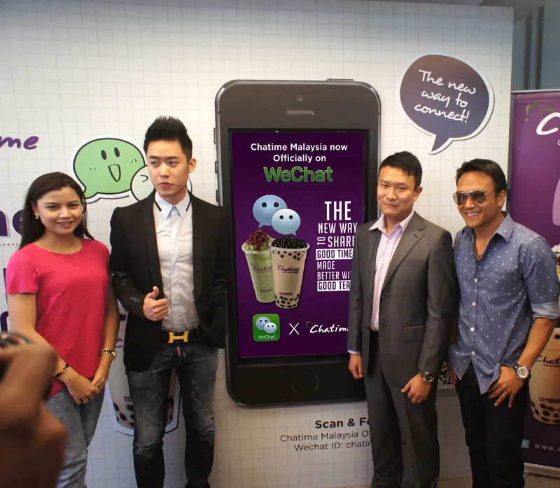 Photo taken at a press conference between Chatime and WeChat. On the far left and right are Malaysian celebrities and WeChat