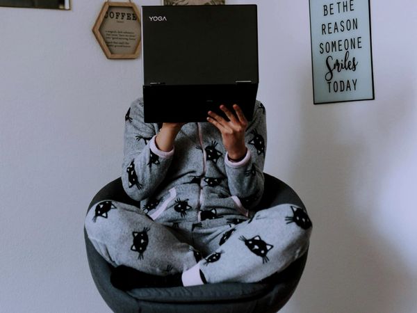 Meta’nın YZ kuralları, botların çocuklarla “romantik” sohbetine kapı aralamış