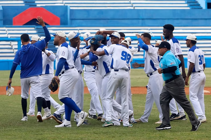 Industriales celebrando su segunda victoria ante Mayabeque. Foto: Jit.cu