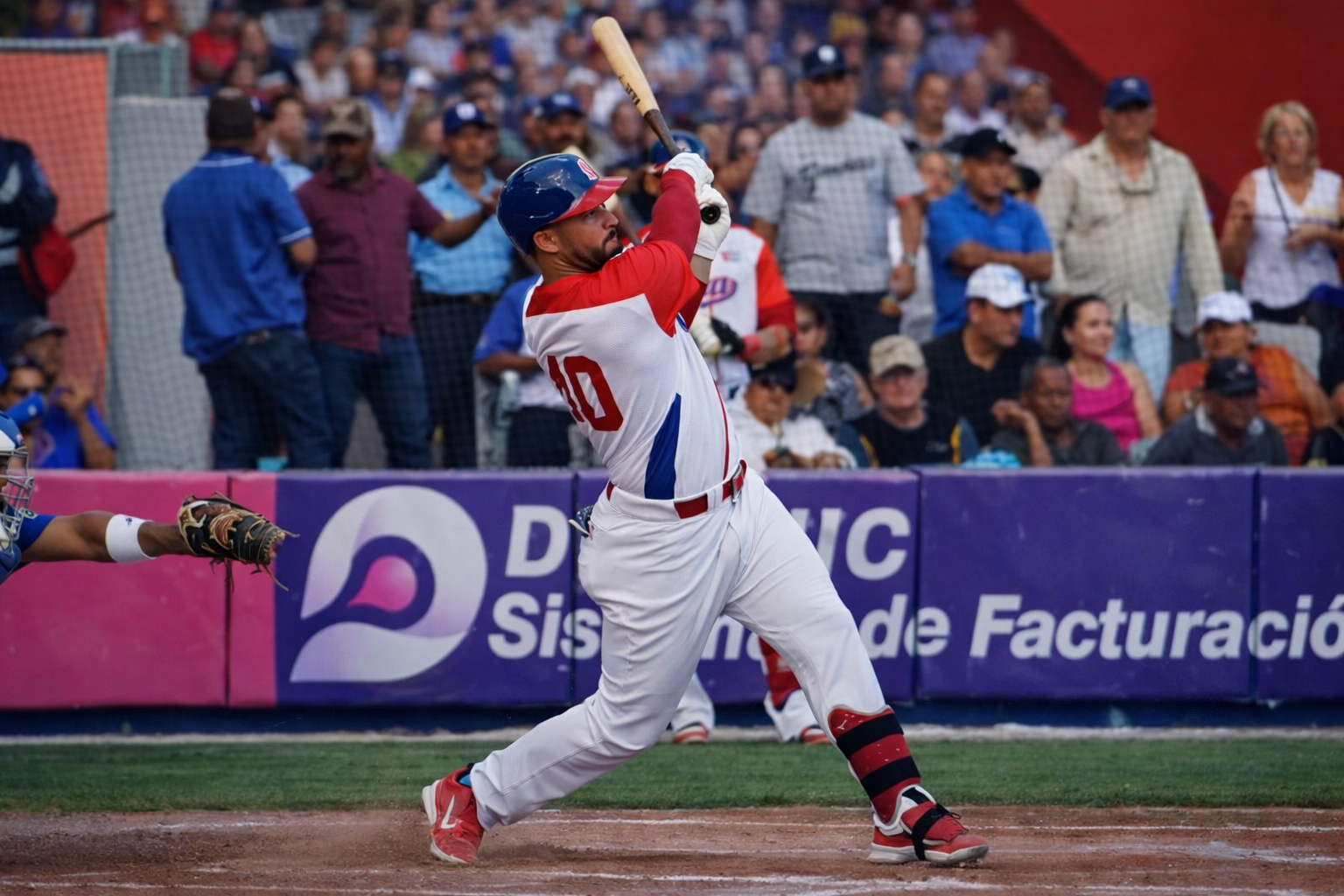 Ariel Martínez golpeó el primer cuadrangular de Cuba en la serie ante Nicaragua. (Foto: La Prensa)