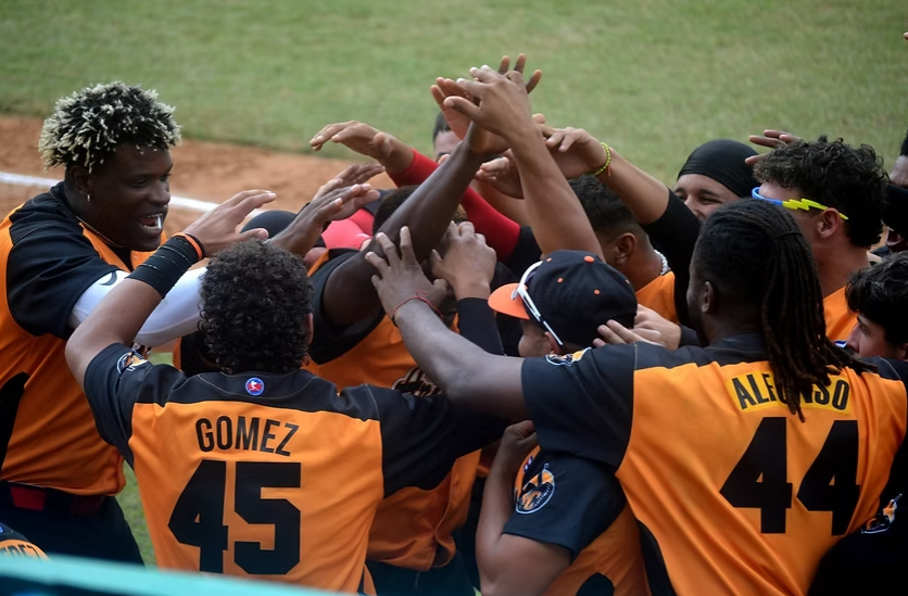 Playoffs 64 SNB | Cocodrilos arrasaron con los Gallos; remontada épica de los Leopardos contra Las Tunas; Cazadores nivelan la serie