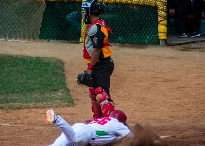 Playoffs 64 SNB | ¡Habrá Juego 7! Un caos defensivo y la velocidad de Yuniesky Larduet salvan a Las Tunas en extra innings