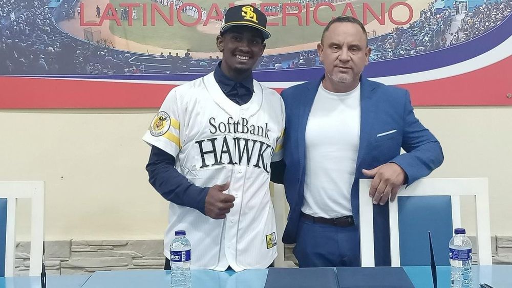 SoftBank asegura talento cubano con la firma de Jonathan Moreno