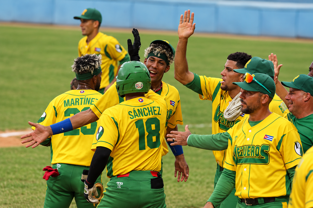 Vegueros remontan con cinco carreras en el quinto inning y Frank A. Álvarez frustra última amenaza de los Cazadores