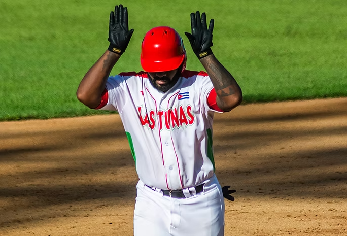 Henry Quintero, con dos cuadrangulares, sentenció el choque de este domingo ante Sancti Spíritus. (Foto: István Ojeda Bello)