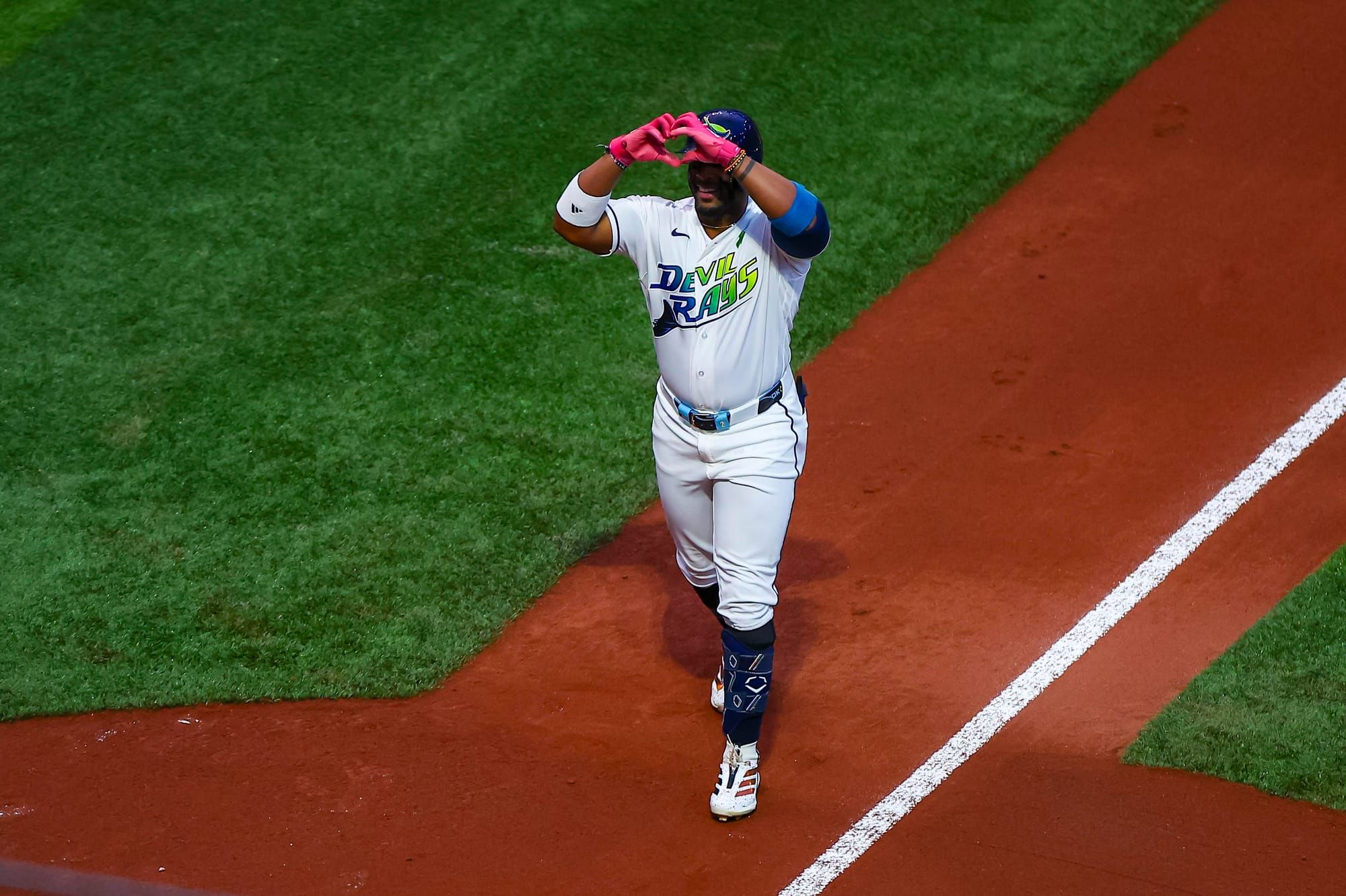 MLB 2026 | Chapman con sexto salvamento; Arozarena, Soler y Yandy jonronean; Luis D. Morales ascendido por los A's; Moncada en blanco con tres ponches