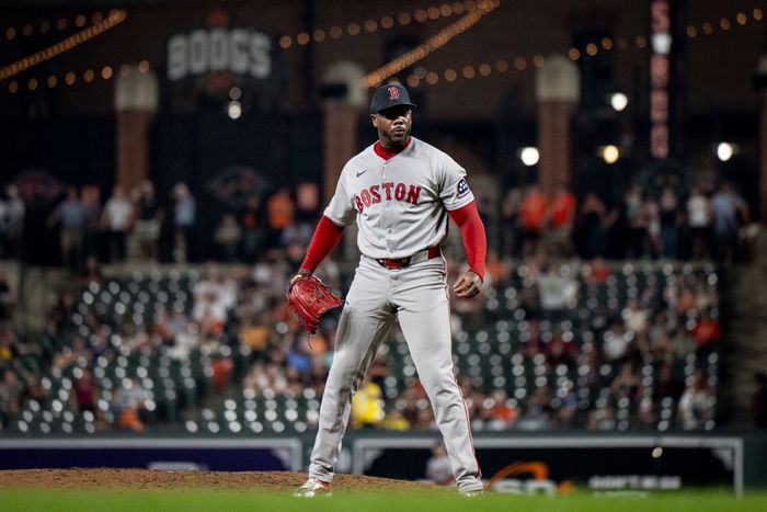 MLB 2026 | Chapman en problemas pero logra salvamento 31; Yandy con juego multi hit; Luis Robert Jr. llega a 11 jonrones; Vargas con dos hits el jueves; Mesa Jr. ve acción como emergente