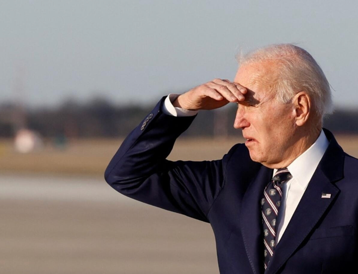 El apoyo a Biden se erosiona rápidamente, pero él no da marcha atrás