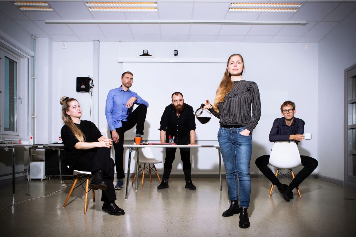 Oplev sorthumoristisk opera og popsange