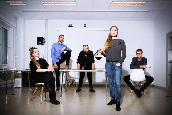 Oplev sorthumoristisk opera og popsange