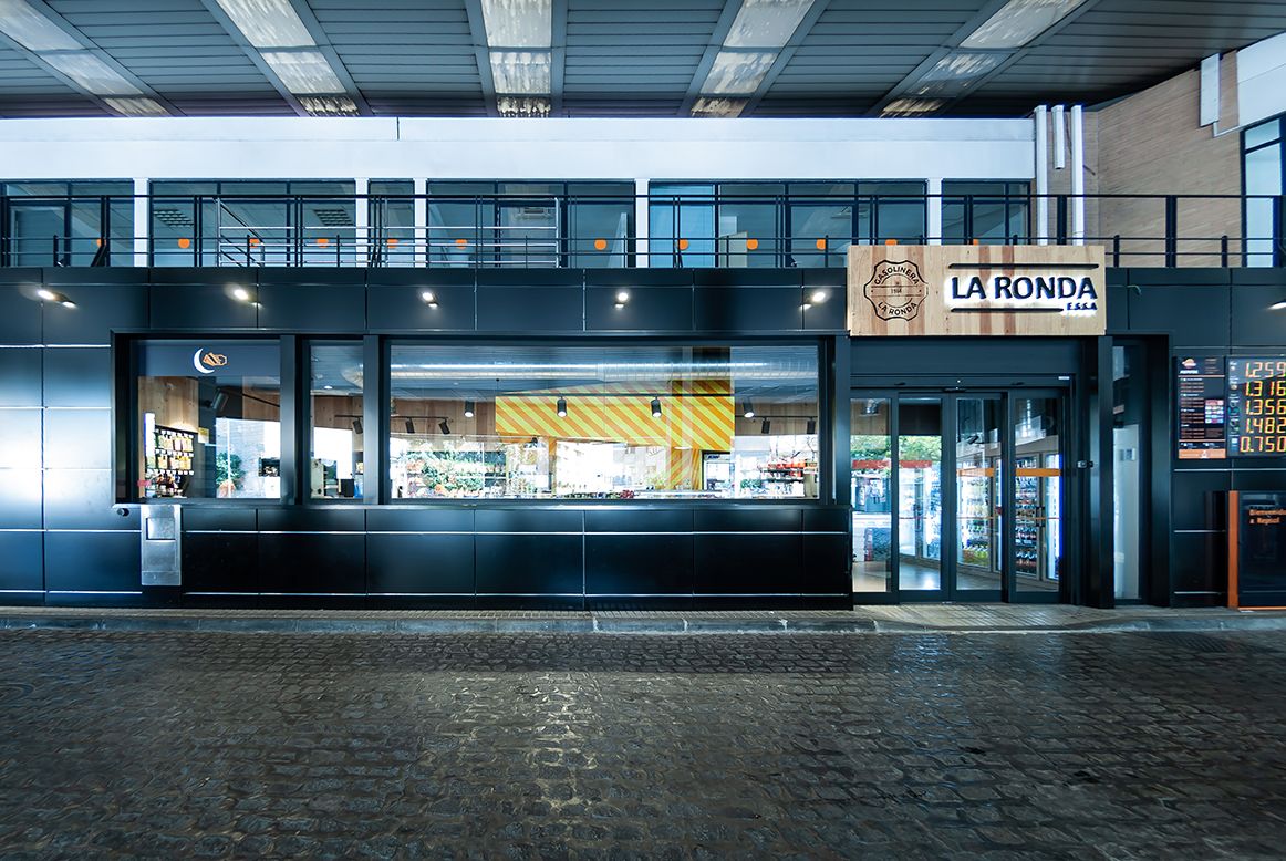 Дизайн магазина на АЗС REPSOL в центре Севильи (Испания)