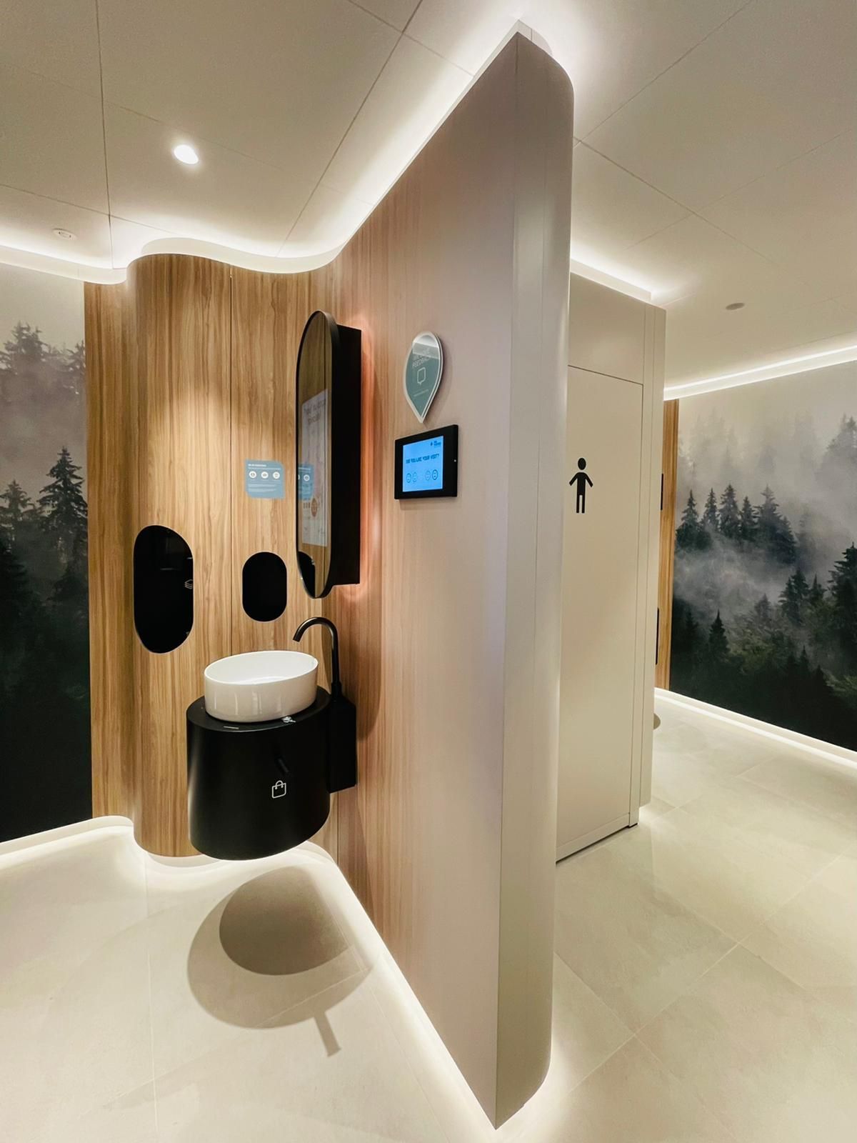 Современный туалет ONE HUNDRED RESTROOMS на АЗС TotalEnergies в Нидерландах