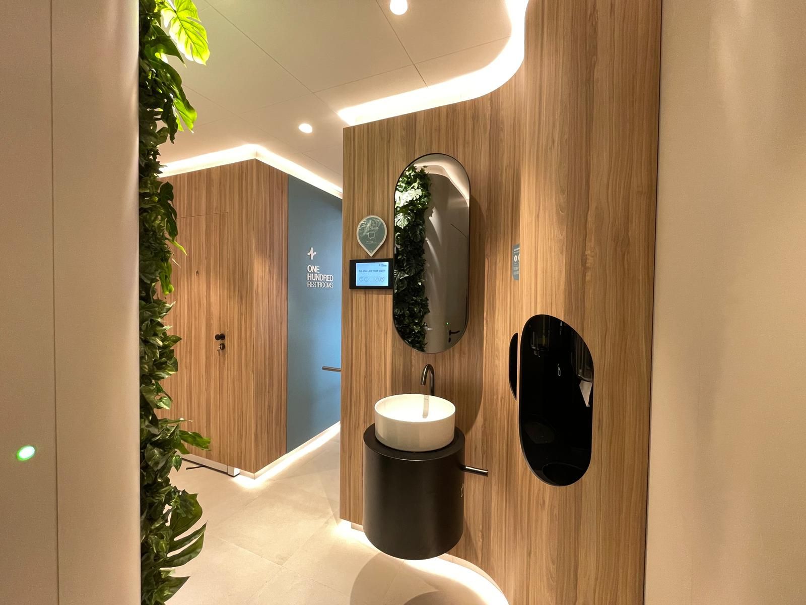 Современный туалет ONE HUNDRED RESTROOMS на АЗС TotalEnergies (Нидерланды)