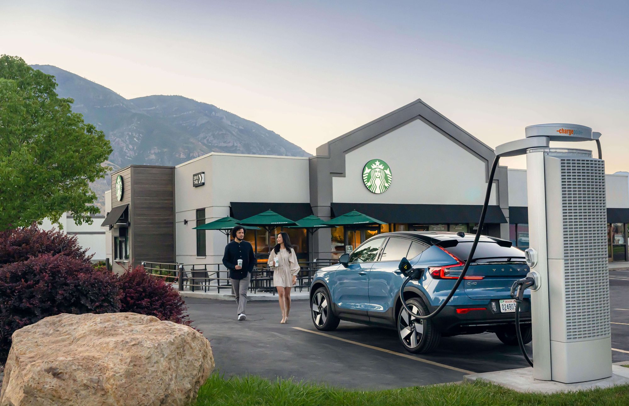 Зарядная станция для электромобилей в кофейне Starbucks