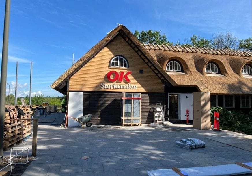 Обновленная зона отдыха Storkereden с кафе, магазинои и быстрыми зарядными станциями для электромобилей (Дания)