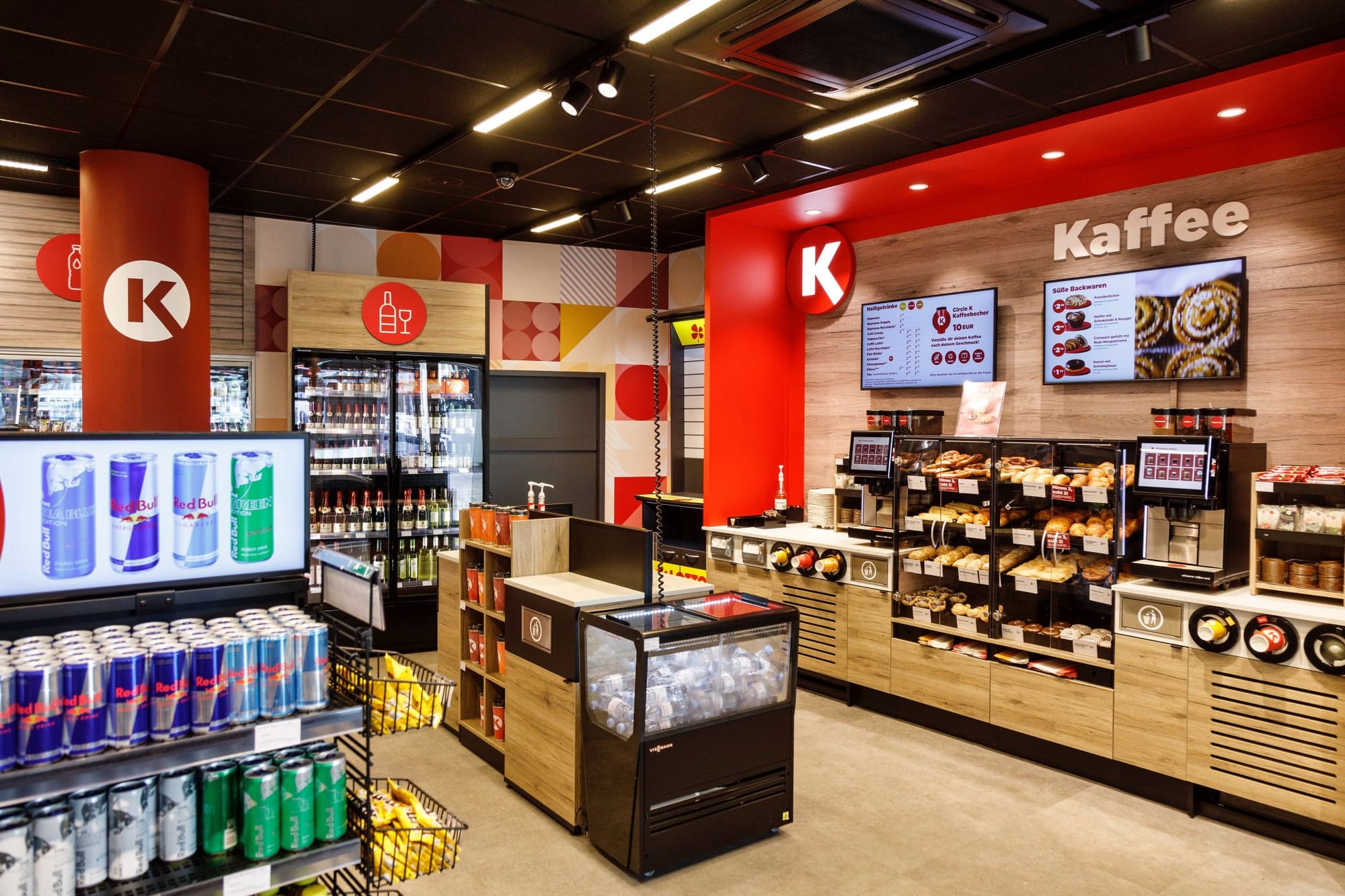 Цифровые вывески в магазине на АЗС Circle K показывают акции и помогают ориентироваться в магазине