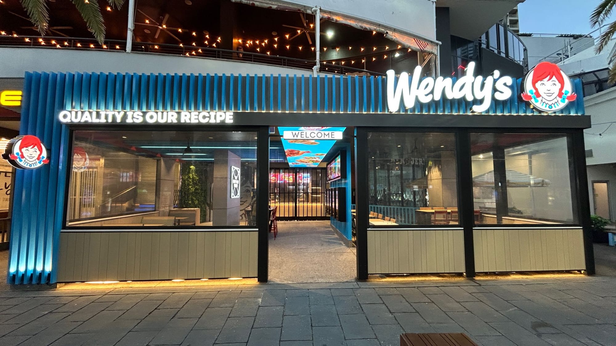 Потолок, который продает в ресторане Wendy’s в Австралии