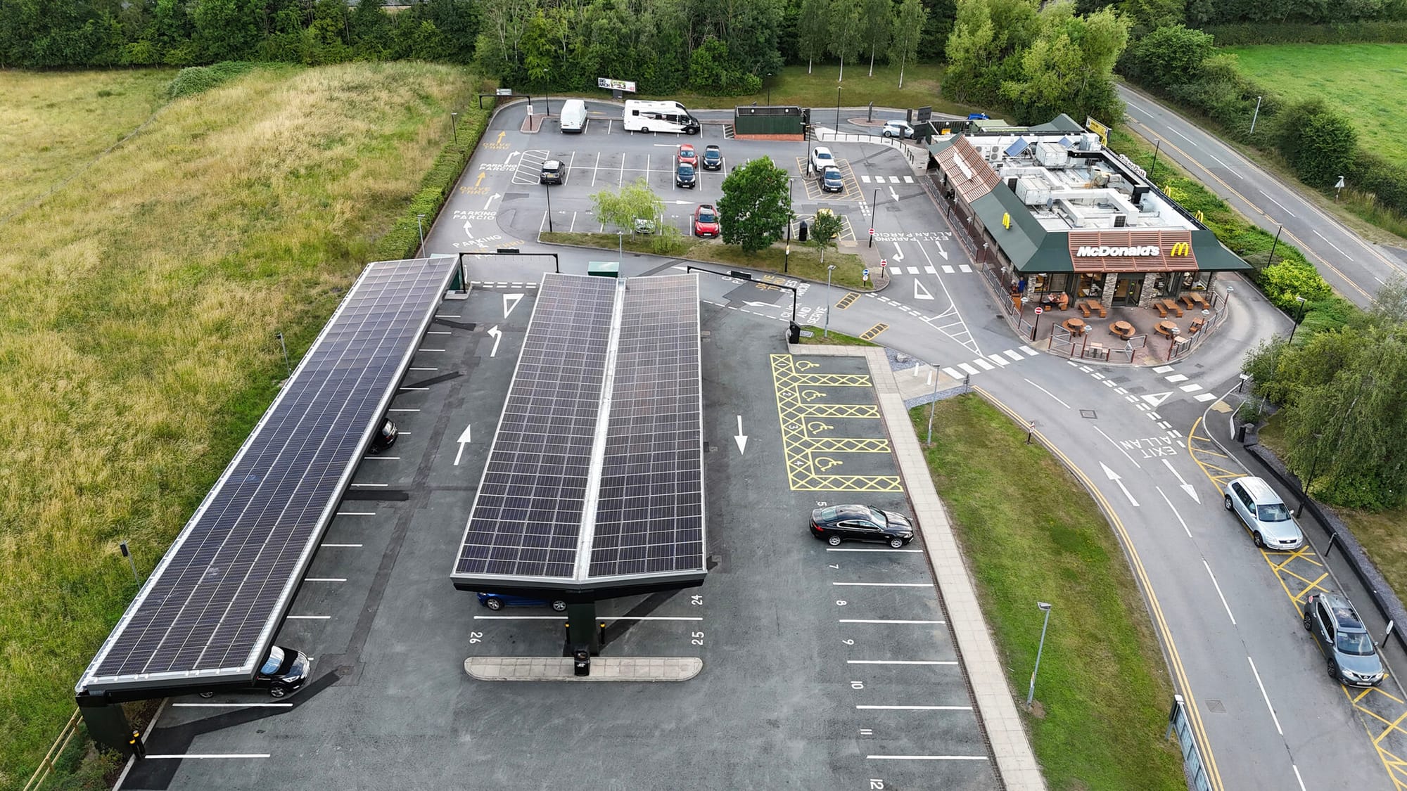 McDonald’s внедряет солнечные карпорты в Великобритании и Ирландии