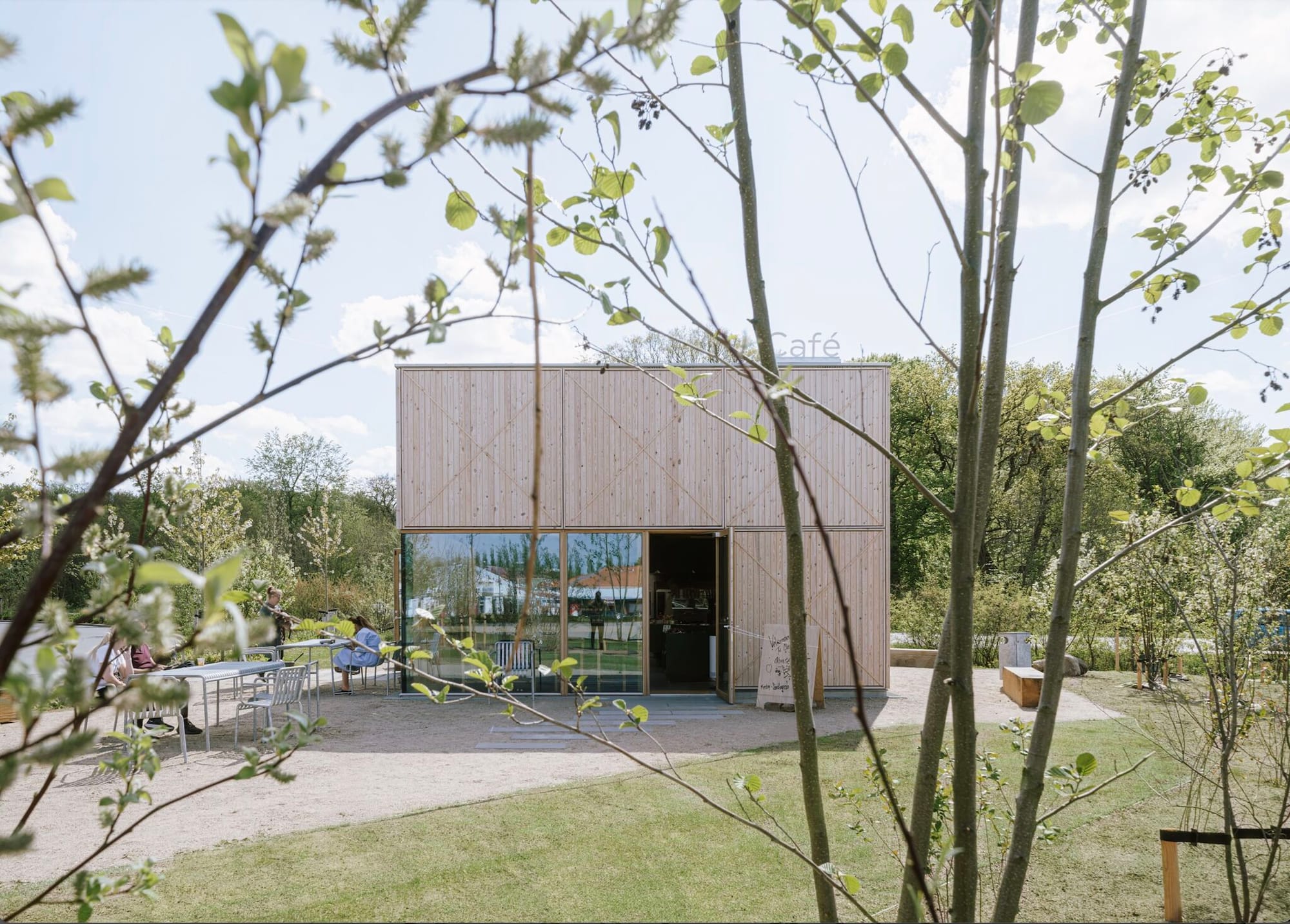 Clever Café — это новый взгляд на то, как еда, архитектура и зарядка автомобиля могут объединяться в едином впечатлении. Посетить такие кафе уже можно в Аабенро, а теперь и в Оденсе и Колдинге. И это только начало.