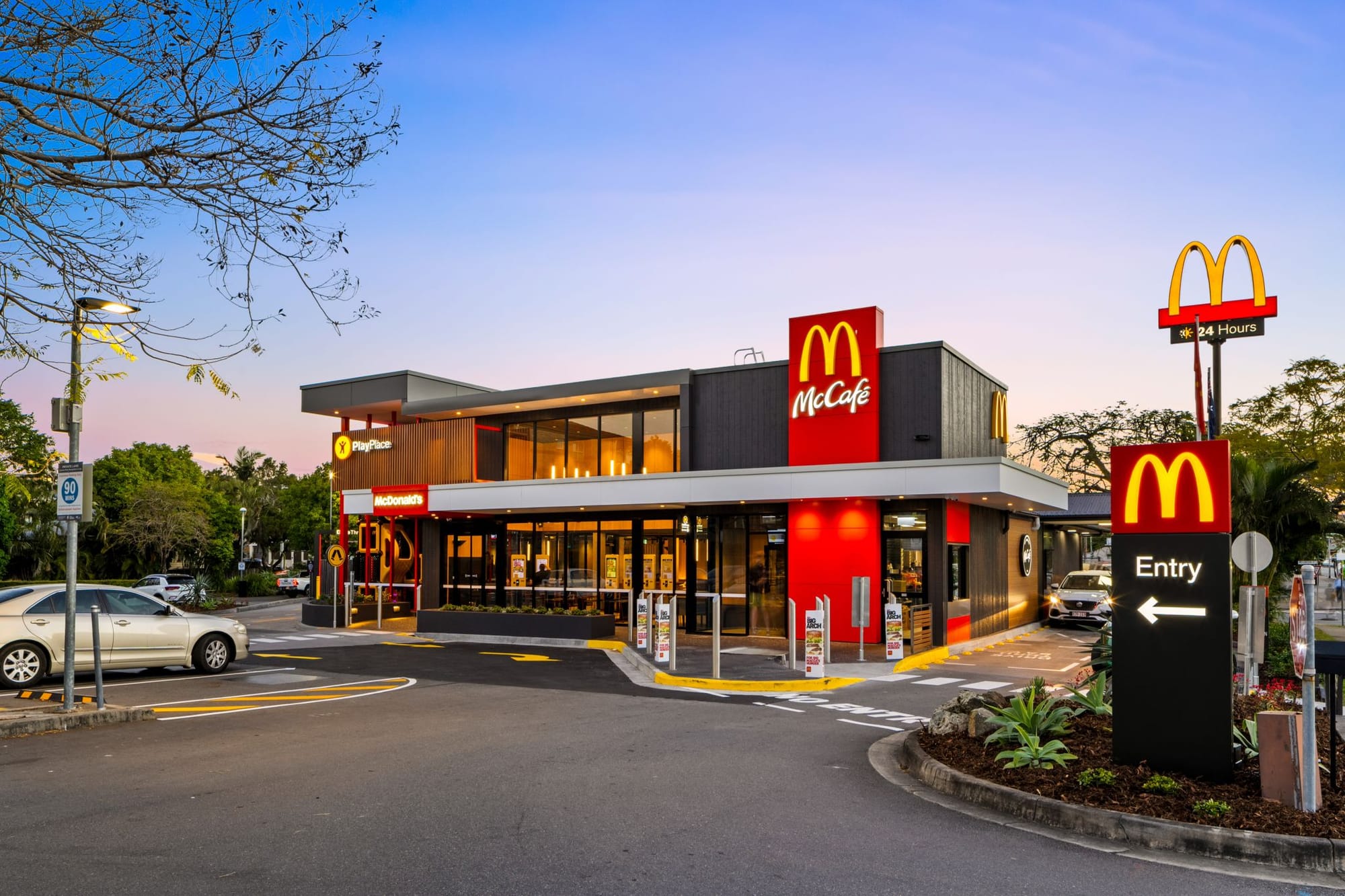 Новый ресторан McDonald’s в Квинсленде (Австралия) — фасад с интегрированной игровой зоной PlayPlace