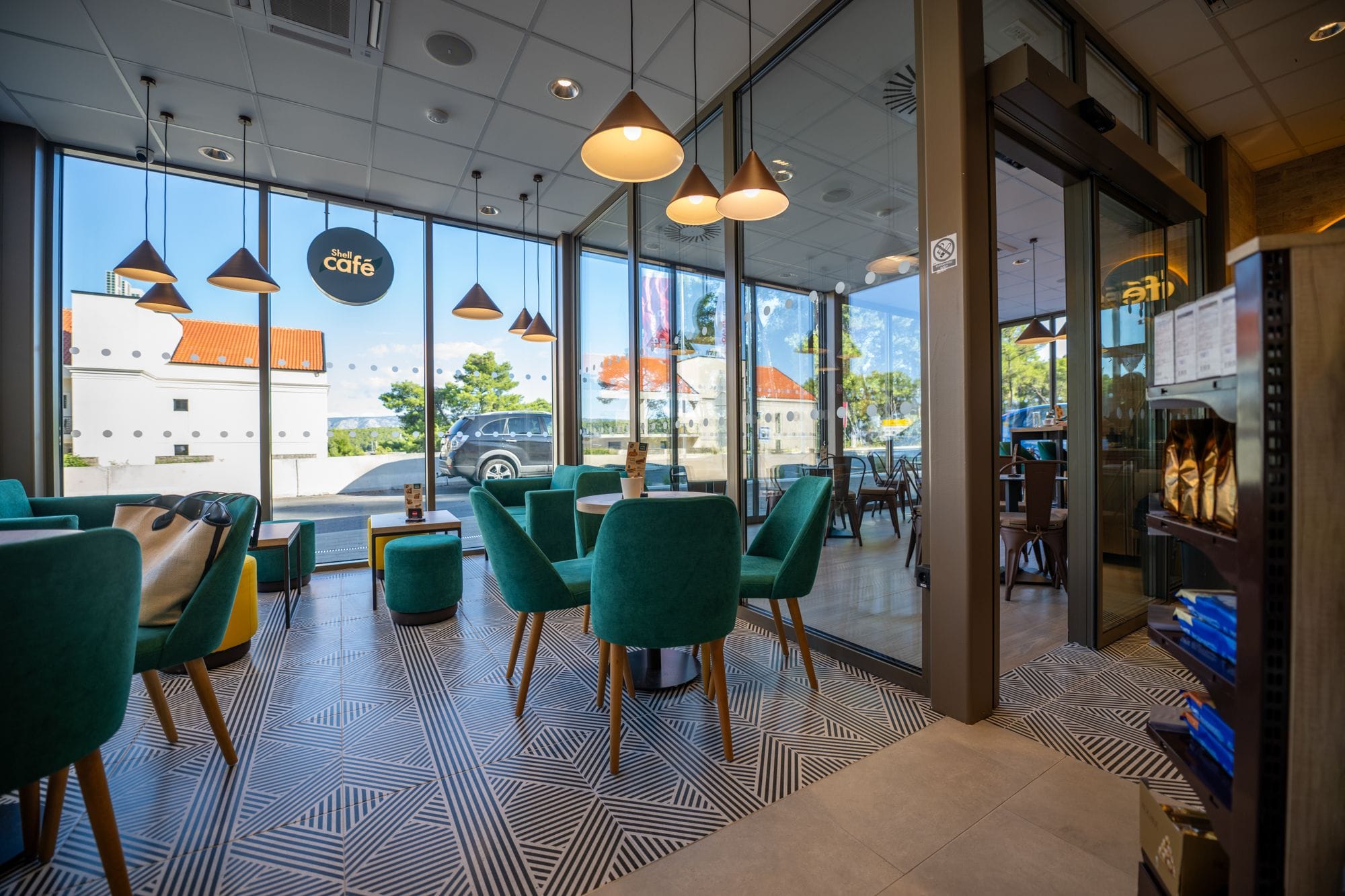 Встроенная остеклённая веранда на АЗС — часть посадочной зоны с каскадными раздвижными фасадами