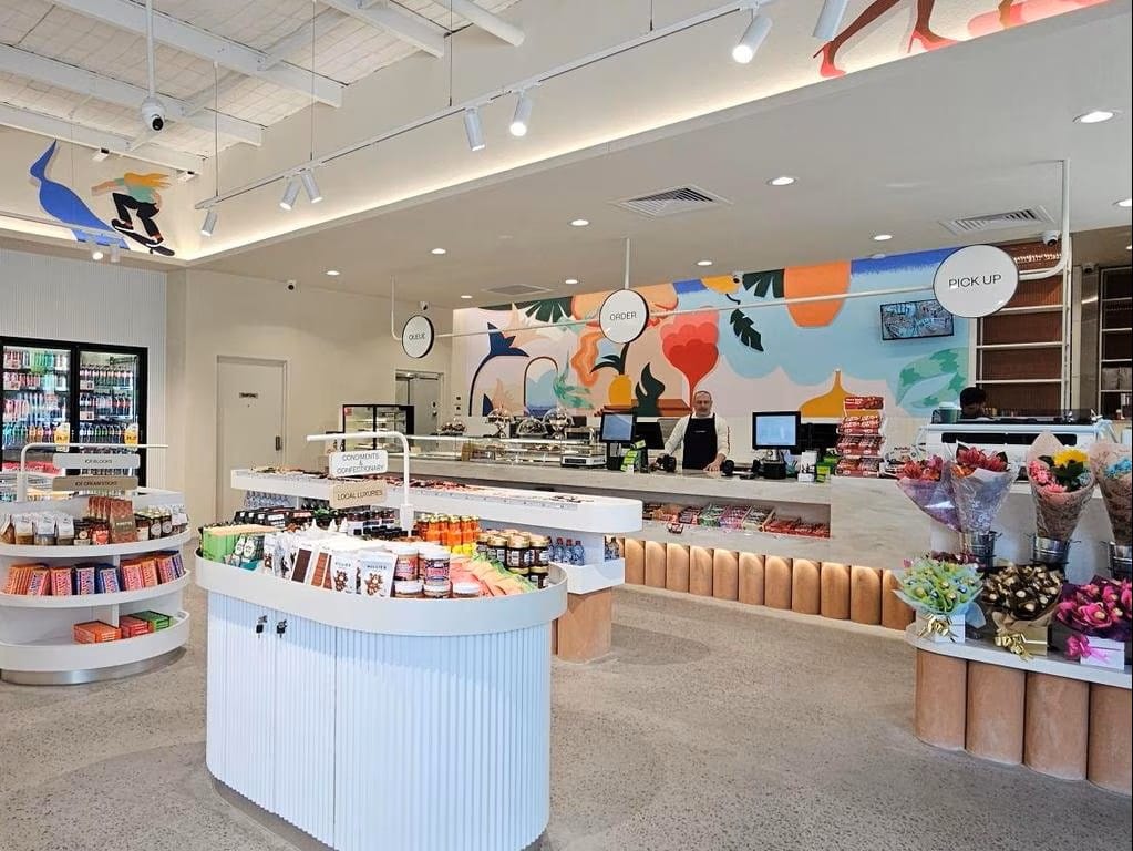 Сиднейская АЗС BP выделяется дизайном интерьера магазина в белых тонах