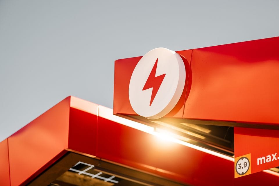 За год количество зарядных точек на АЗС Circle K в Швеции увеличилось на 69% для легковых автомобилей и на 93% для грузового транспорта
