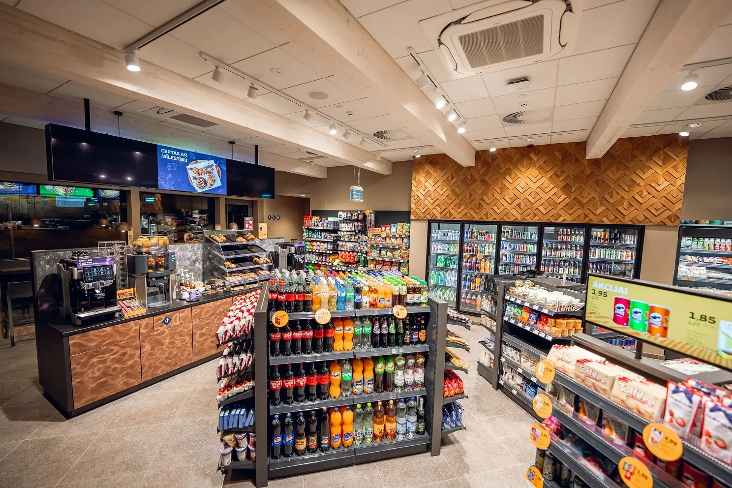 Магазин на АЗС Virši (Латвия) площадью 90,6 м² с удобной зоной отдыха внутри и снаружи