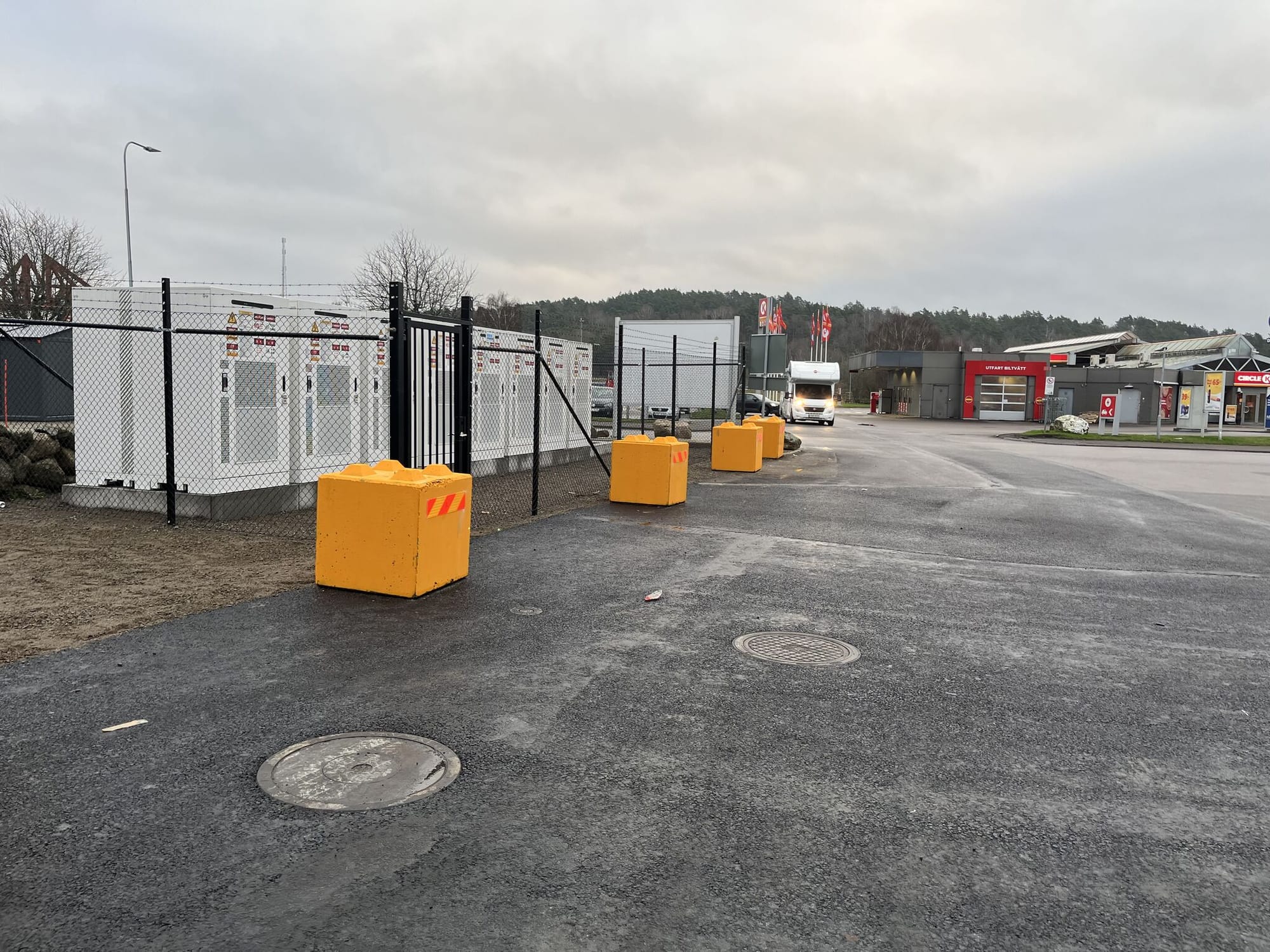 Кроме того, в Варберге также запустили новую аккумуляторную установку мощностью 864 кВт и ёмкостью 1760 кВт·ч.