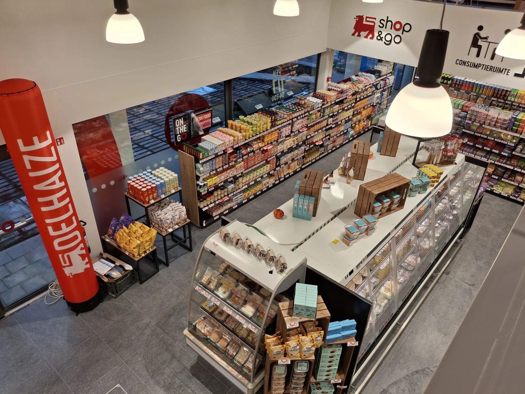 Магазин Shop & Go в Дерлейке (Бельгия) с зоной отдыха на антресоли