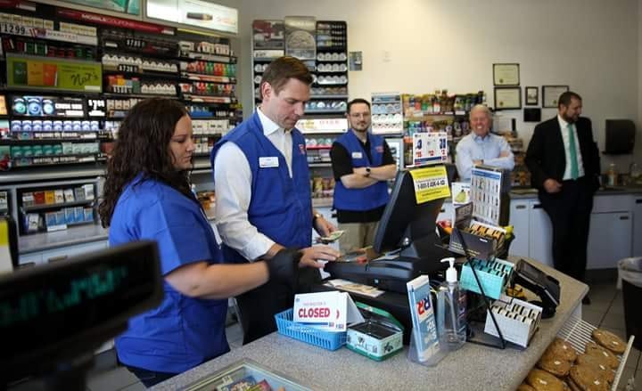 Американский конгрессмен за кассой на автозаправочной станции