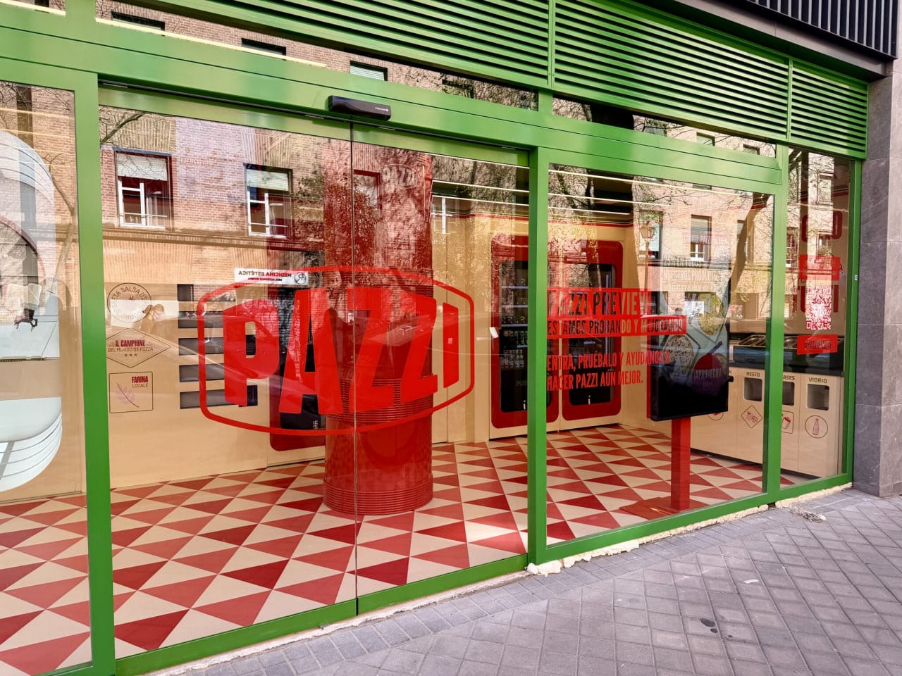 Пицца на вынос, которую готовят роботы на глазах у клиента