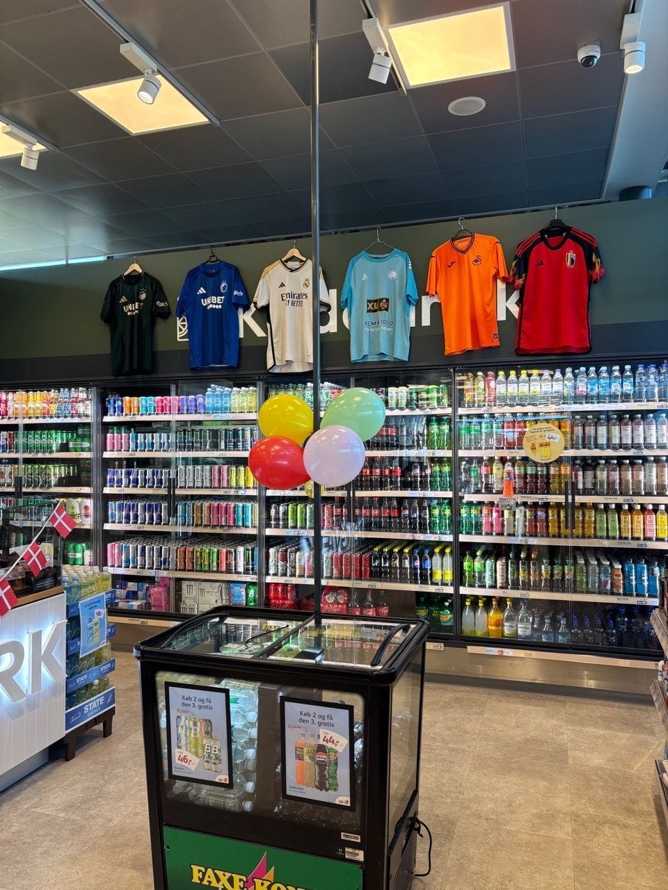 Пятница в футбольной форме у сотрудников АЗС Q8 в Дании